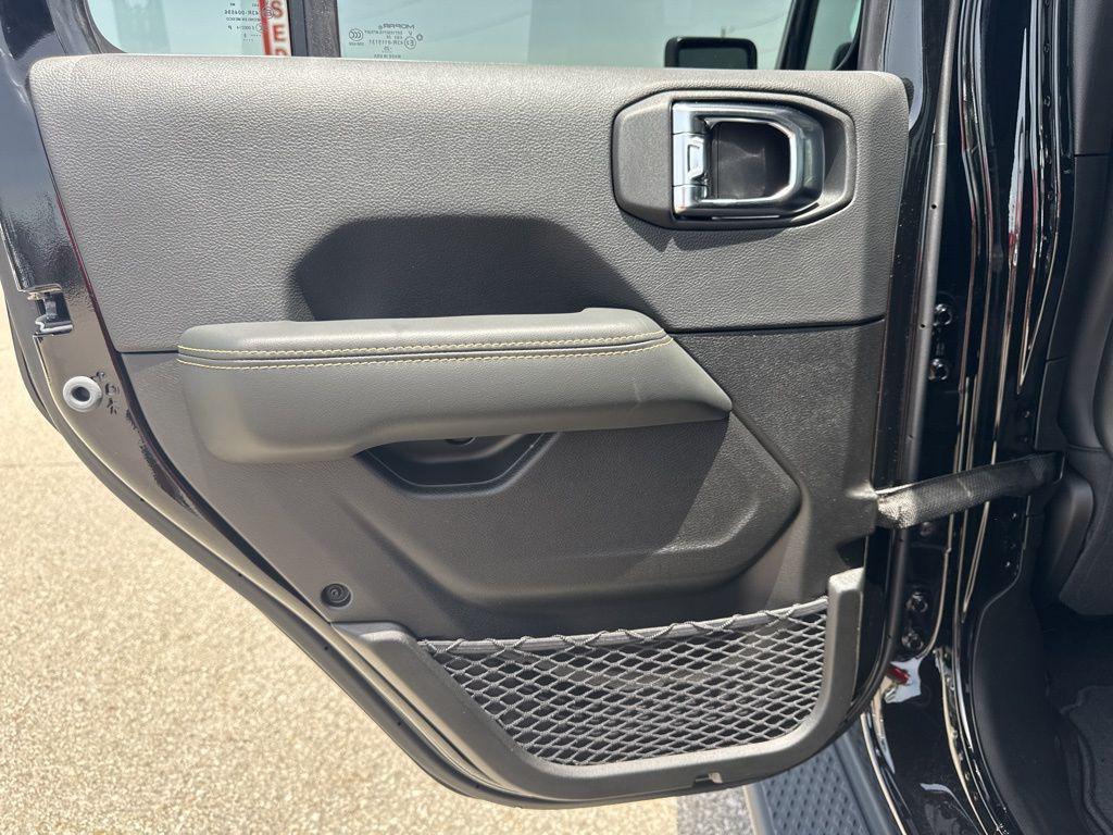 new 2025 Jeep Gladiator car, priced at $43,980