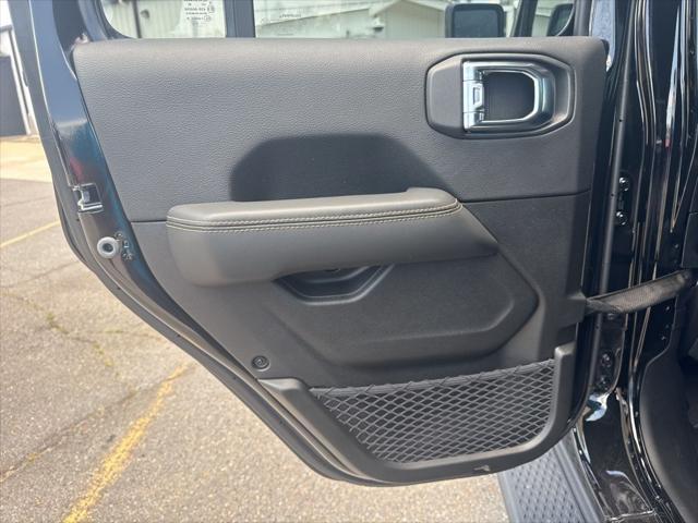 new 2025 Jeep Gladiator car, priced at $43,957