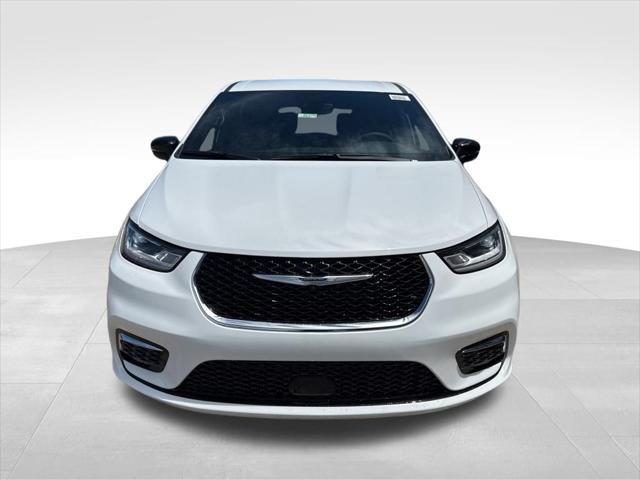 new 2025 Chrysler Pacifica car, priced at $42,247
