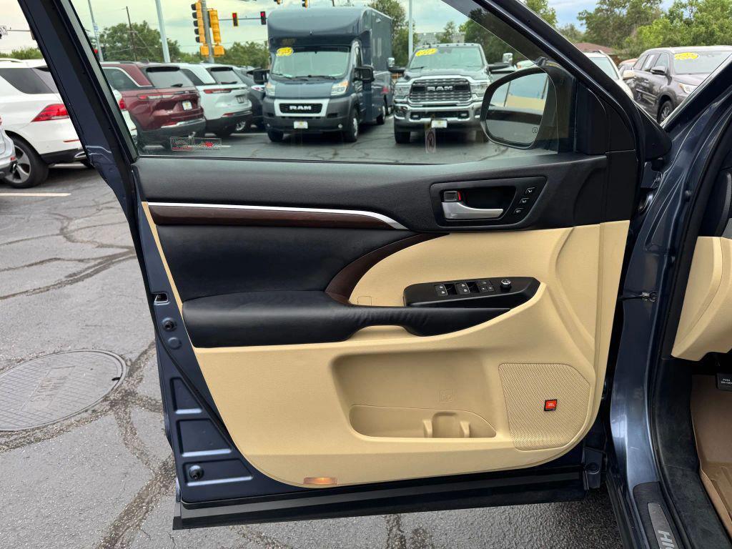used 2015 Toyota Highlander Hybrid car, priced at $17,995