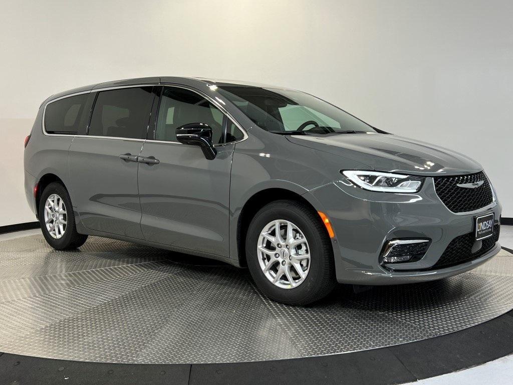 new 2025 Chrysler Pacifica car, priced at $42,028