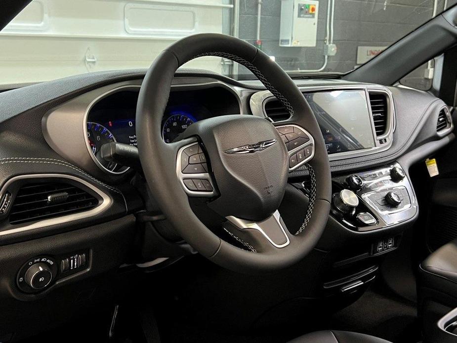 new 2025 Chrysler Pacifica car, priced at $42,028