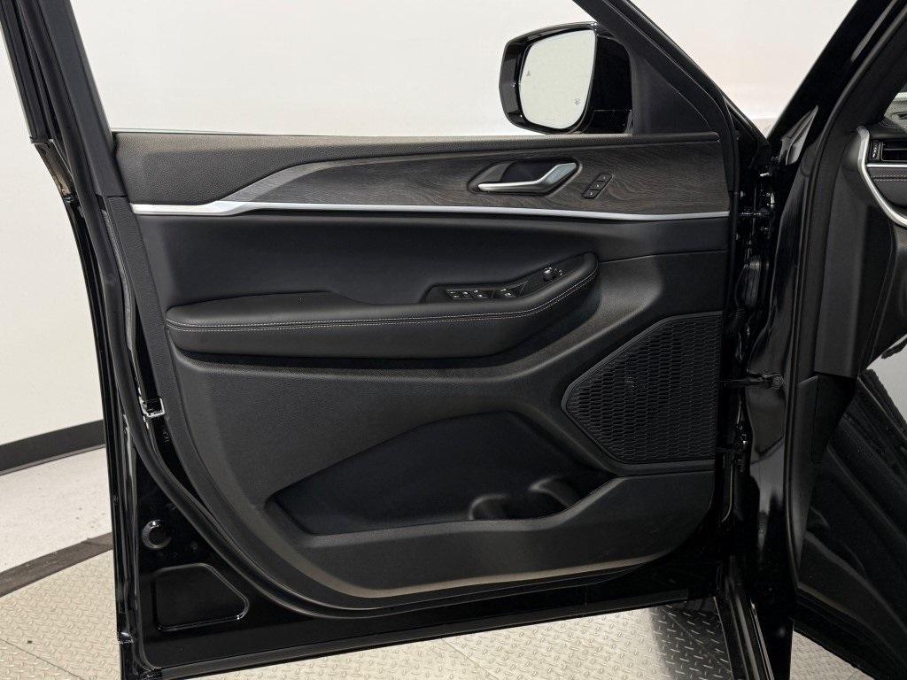 new 2025 Jeep Grand Cherokee car, priced at $45,577