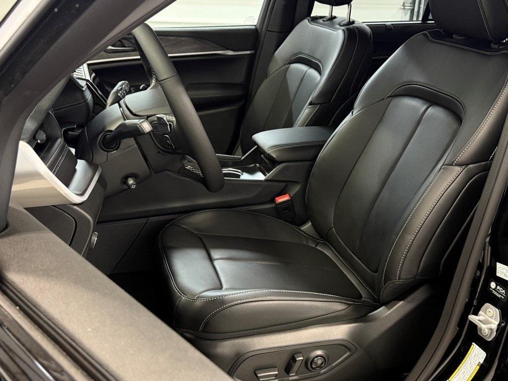new 2025 Jeep Grand Cherokee car, priced at $45,577