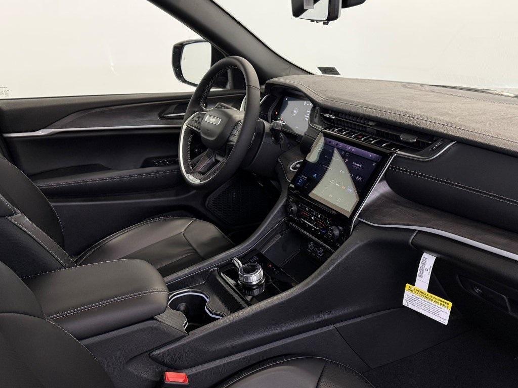 new 2025 Jeep Grand Cherokee car, priced at $45,577