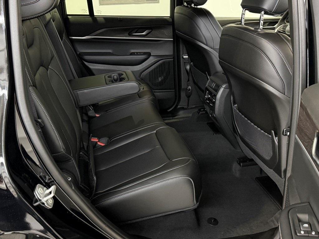 new 2025 Jeep Grand Cherokee car, priced at $45,577