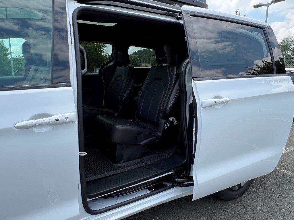 new 2025 Chrysler Pacifica car, priced at $43,921