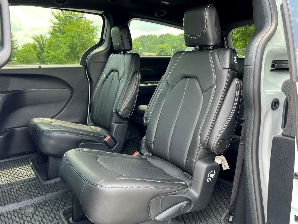 new 2025 Chrysler Pacifica car, priced at $43,921