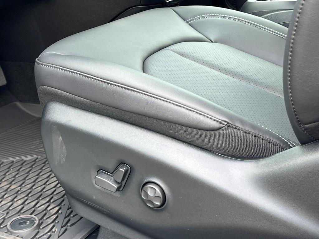 new 2025 Chrysler Pacifica car, priced at $43,921