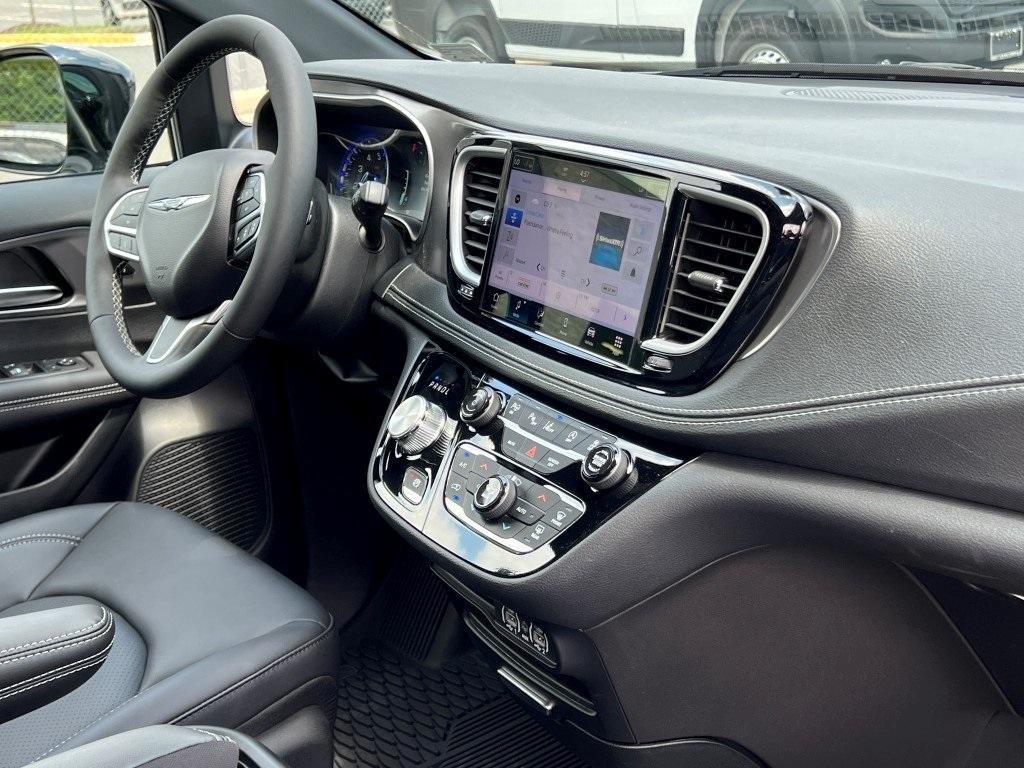 new 2025 Chrysler Pacifica car, priced at $43,921