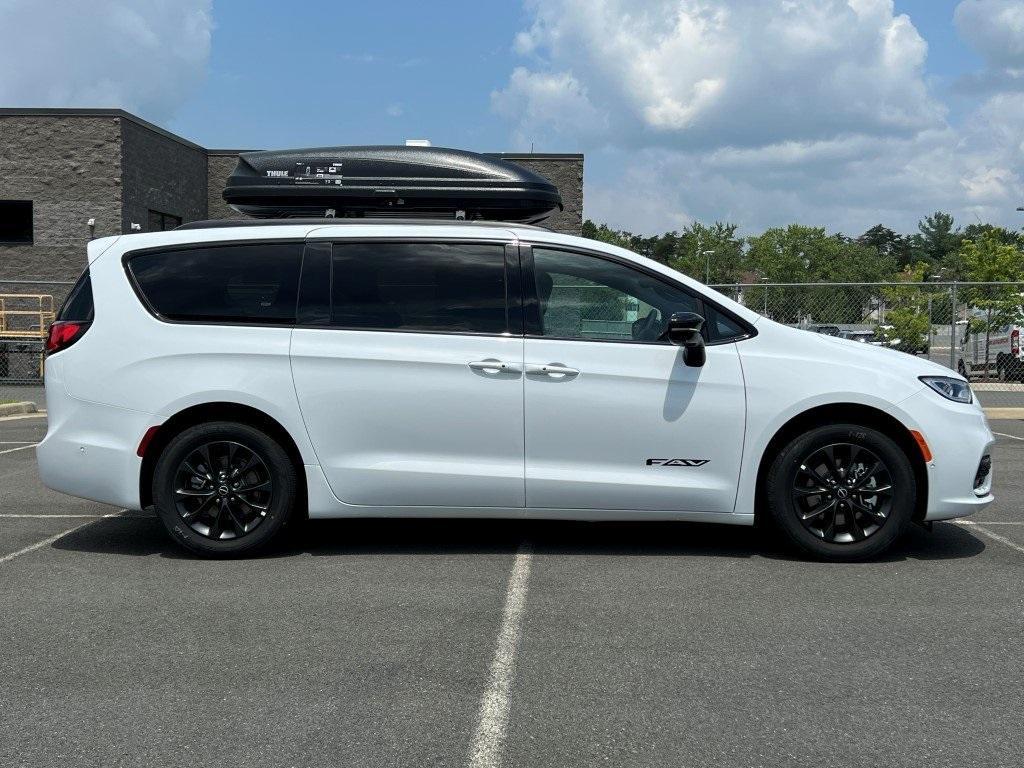 new 2025 Chrysler Pacifica car, priced at $43,921