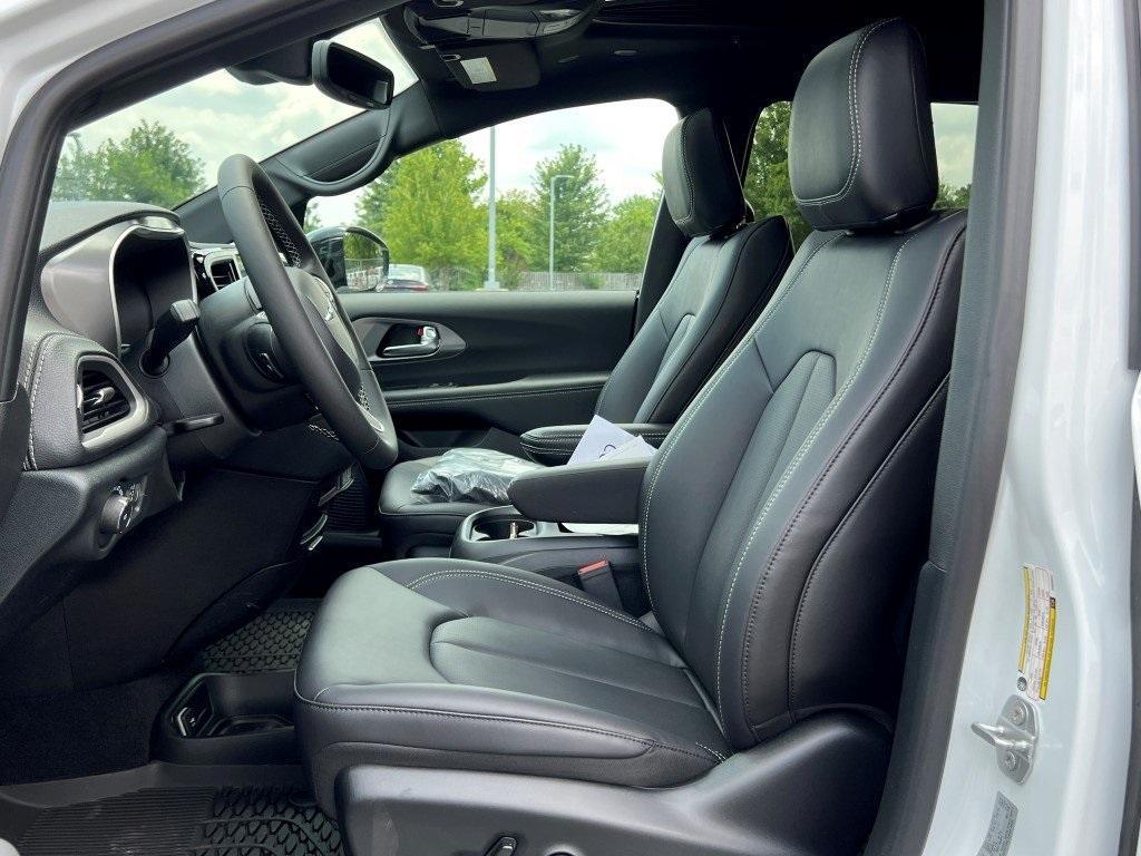 new 2025 Chrysler Pacifica car, priced at $43,921