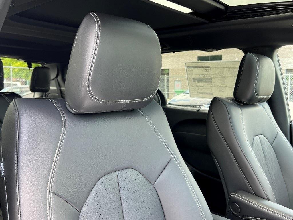 new 2025 Chrysler Pacifica car, priced at $43,921