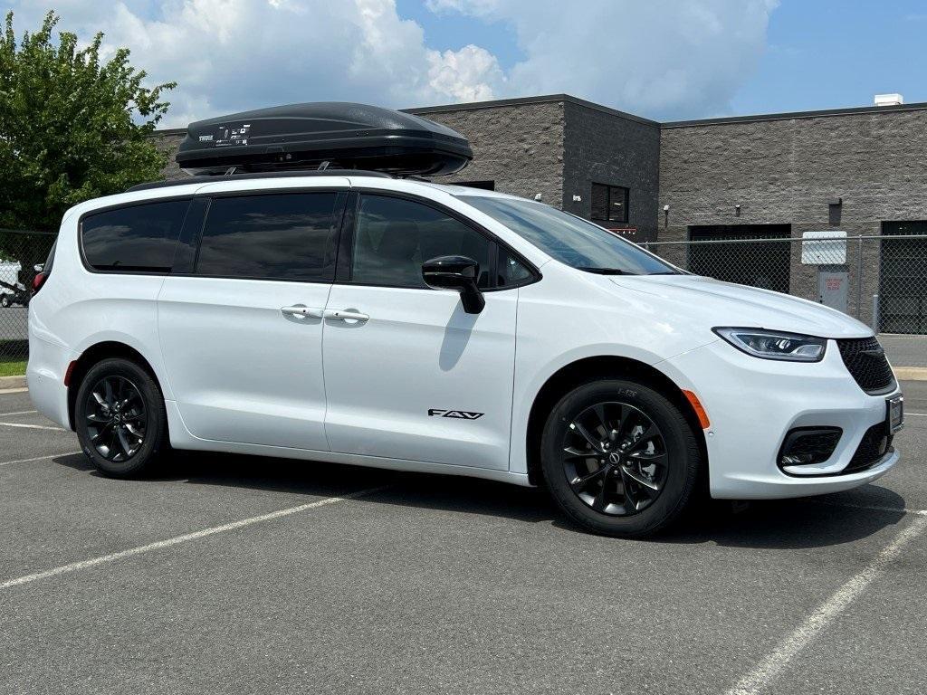 new 2025 Chrysler Pacifica car, priced at $43,921