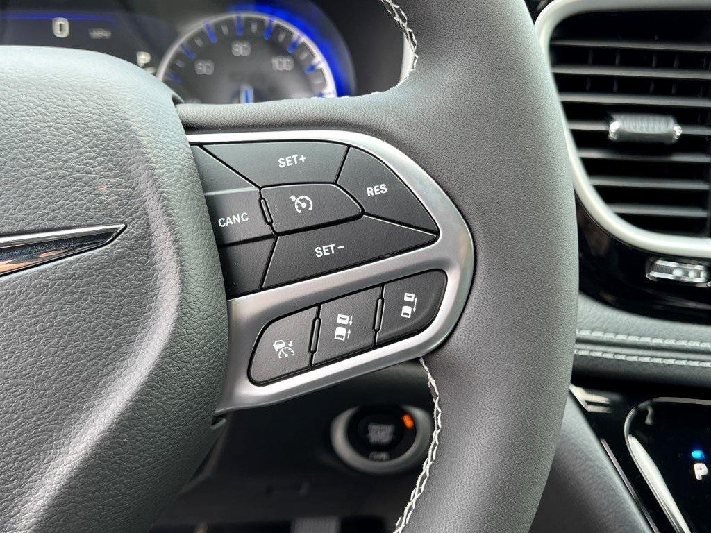 new 2025 Chrysler Pacifica car, priced at $43,921