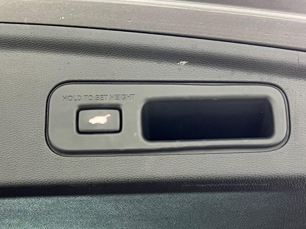 used 2022 Acura MDX car, priced at $43,600