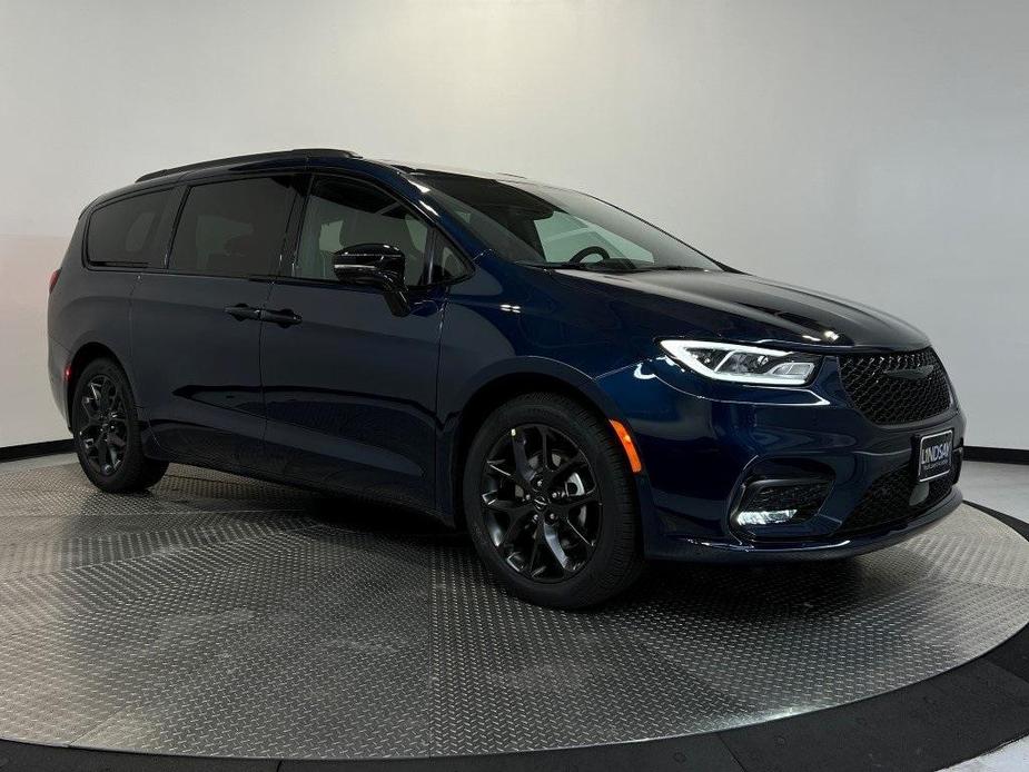 new 2025 Chrysler Pacifica car, priced at $47,164