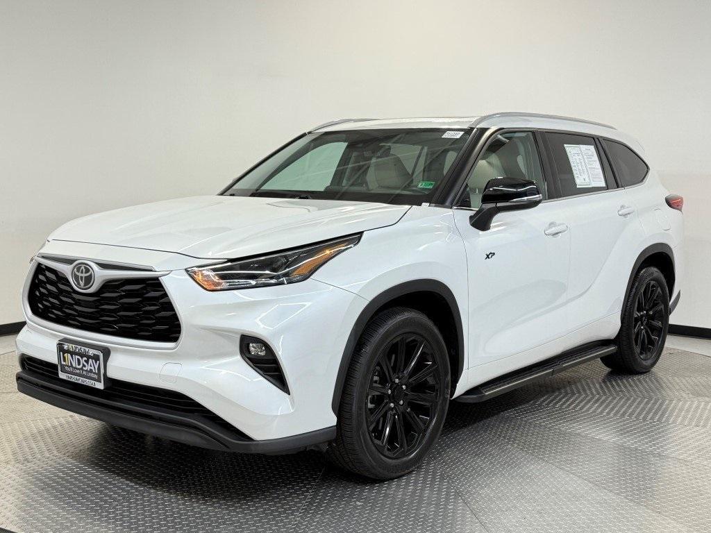 used 2022 Toyota Highlander car, priced at $36,500