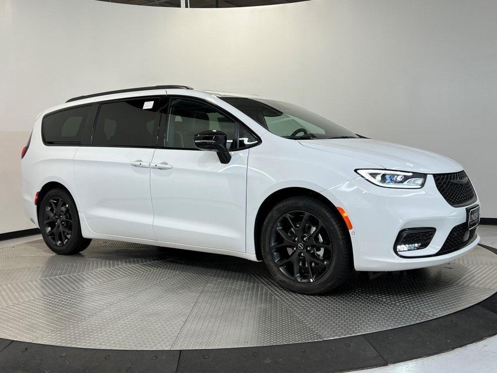 new 2025 Chrysler Pacifica car, priced at $49,972