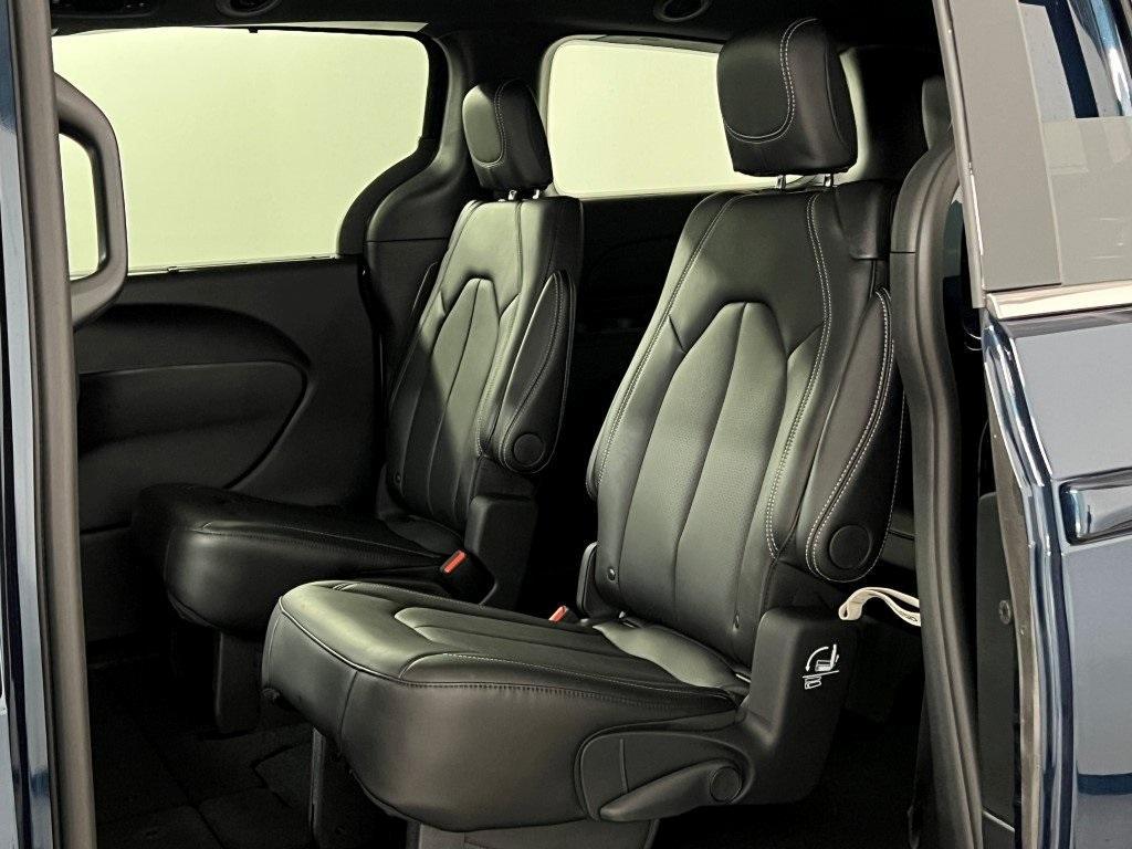 new 2025 Chrysler Pacifica car, priced at $42,577