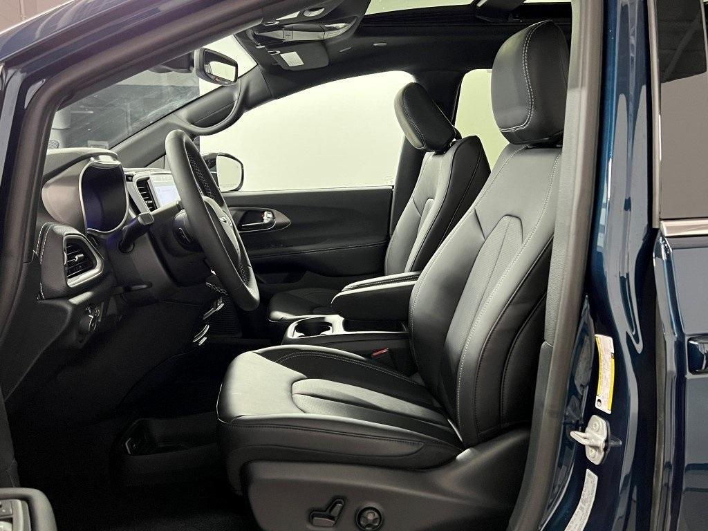 new 2025 Chrysler Pacifica car, priced at $42,577