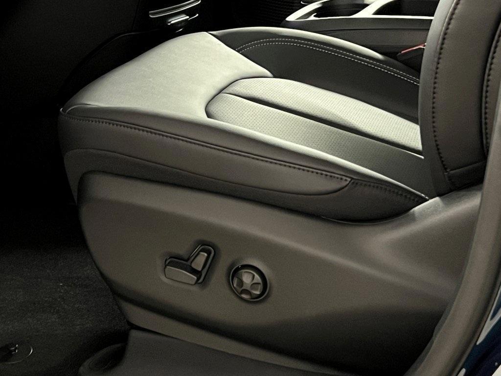 new 2025 Chrysler Pacifica car, priced at $42,577
