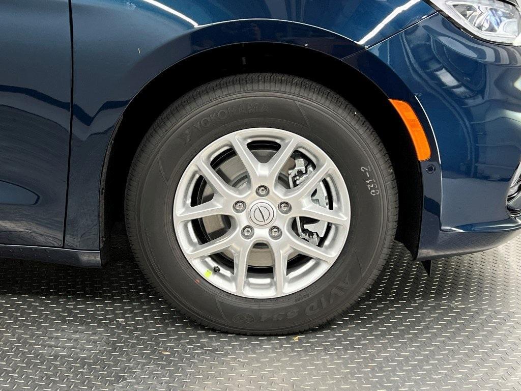 new 2025 Chrysler Pacifica car, priced at $42,577