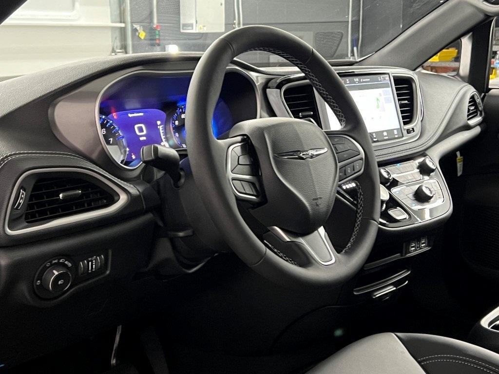 new 2025 Chrysler Pacifica car, priced at $42,577