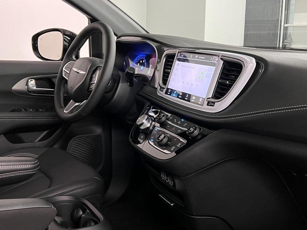 new 2025 Chrysler Pacifica car, priced at $42,577
