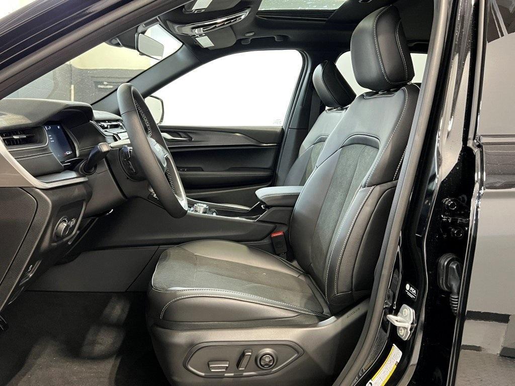 new 2025 Jeep Grand Cherokee car, priced at $40,898
