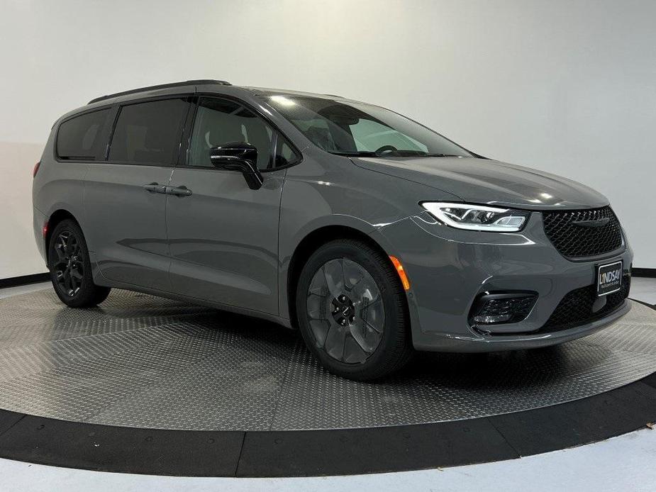 new 2025 Chrysler Pacifica car, priced at $47,164