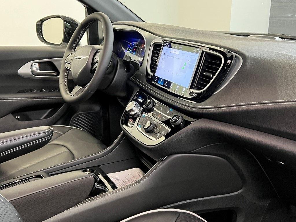 new 2025 Chrysler Pacifica Hybrid car, priced at $50,084