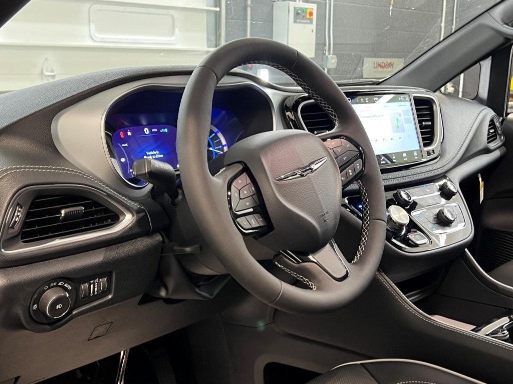 new 2025 Chrysler Pacifica Hybrid car, priced at $50,084