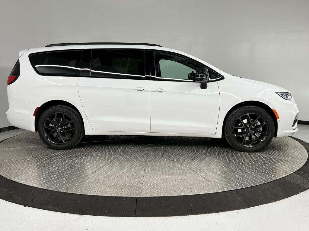 new 2025 Chrysler Pacifica car, priced at $51,104