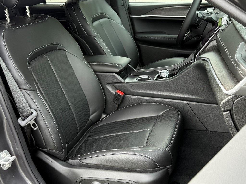 new 2025 Jeep Grand Cherokee car, priced at $49,426