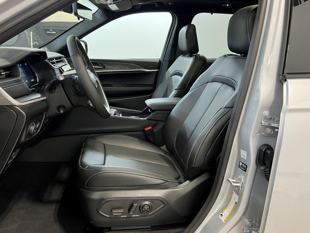 new 2025 Jeep Grand Cherokee car, priced at $48,112