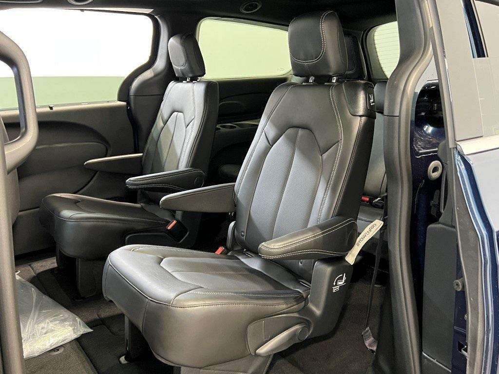 new 2025 Chrysler Pacifica car, priced at $45,946