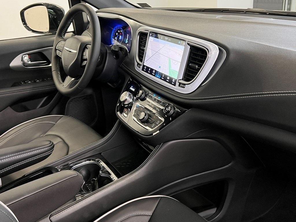new 2025 Chrysler Pacifica car, priced at $47,918