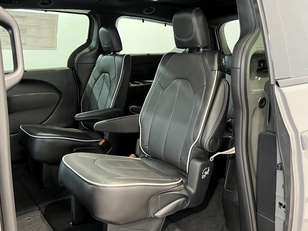 new 2025 Chrysler Pacifica car, priced at $47,918