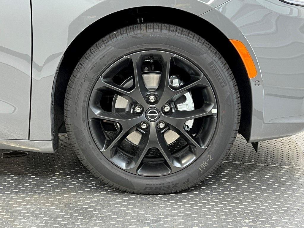 new 2025 Chrysler Pacifica car, priced at $47,918