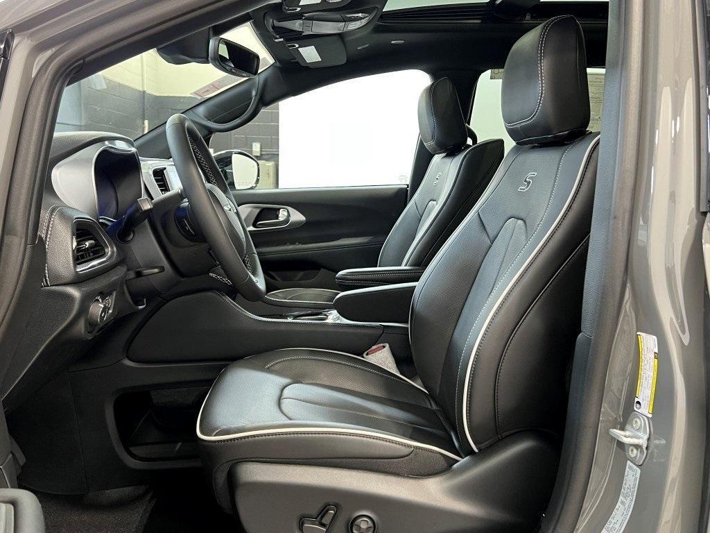 new 2025 Chrysler Pacifica car, priced at $47,918