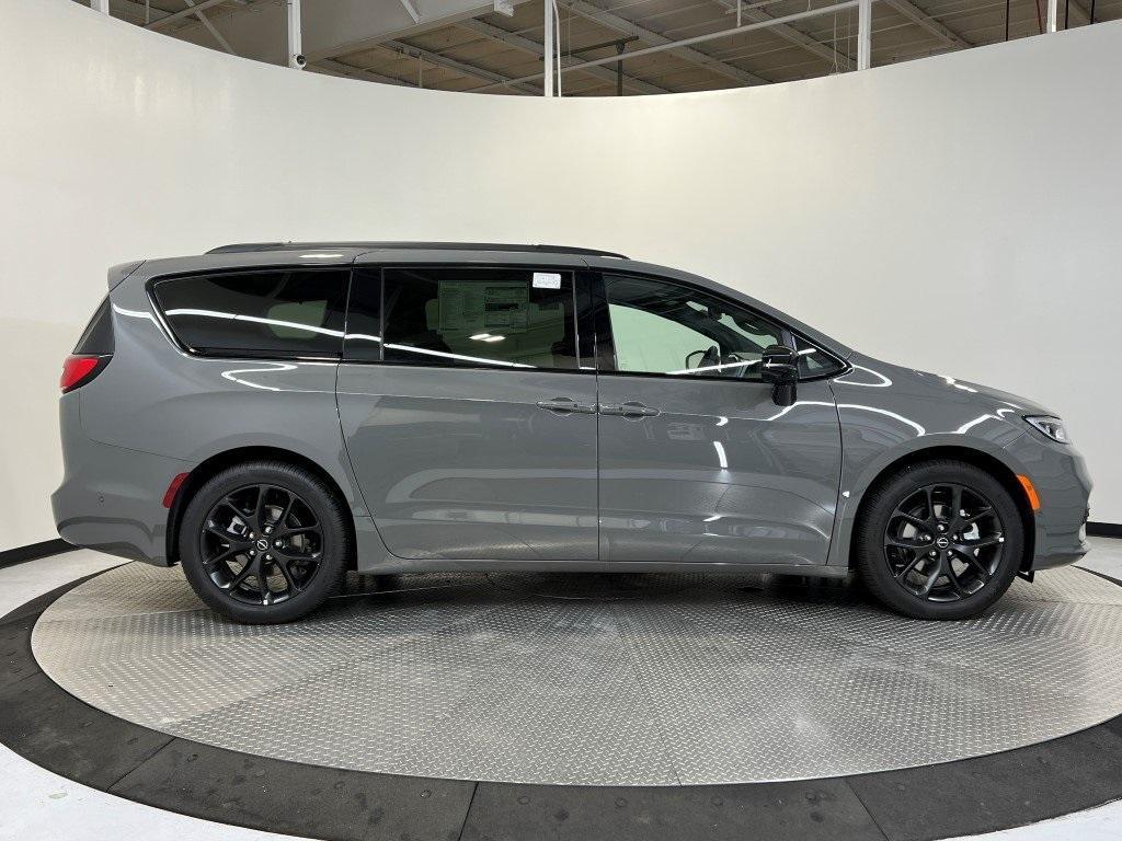 new 2025 Chrysler Pacifica car, priced at $47,918