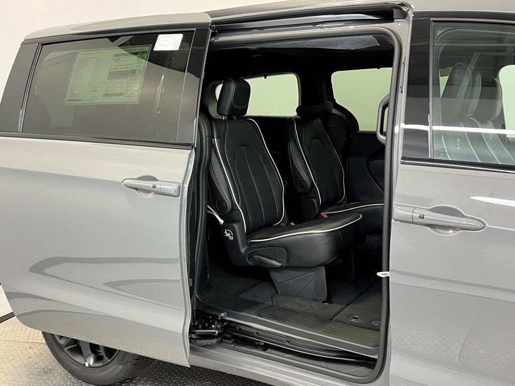 new 2025 Chrysler Pacifica car, priced at $47,918