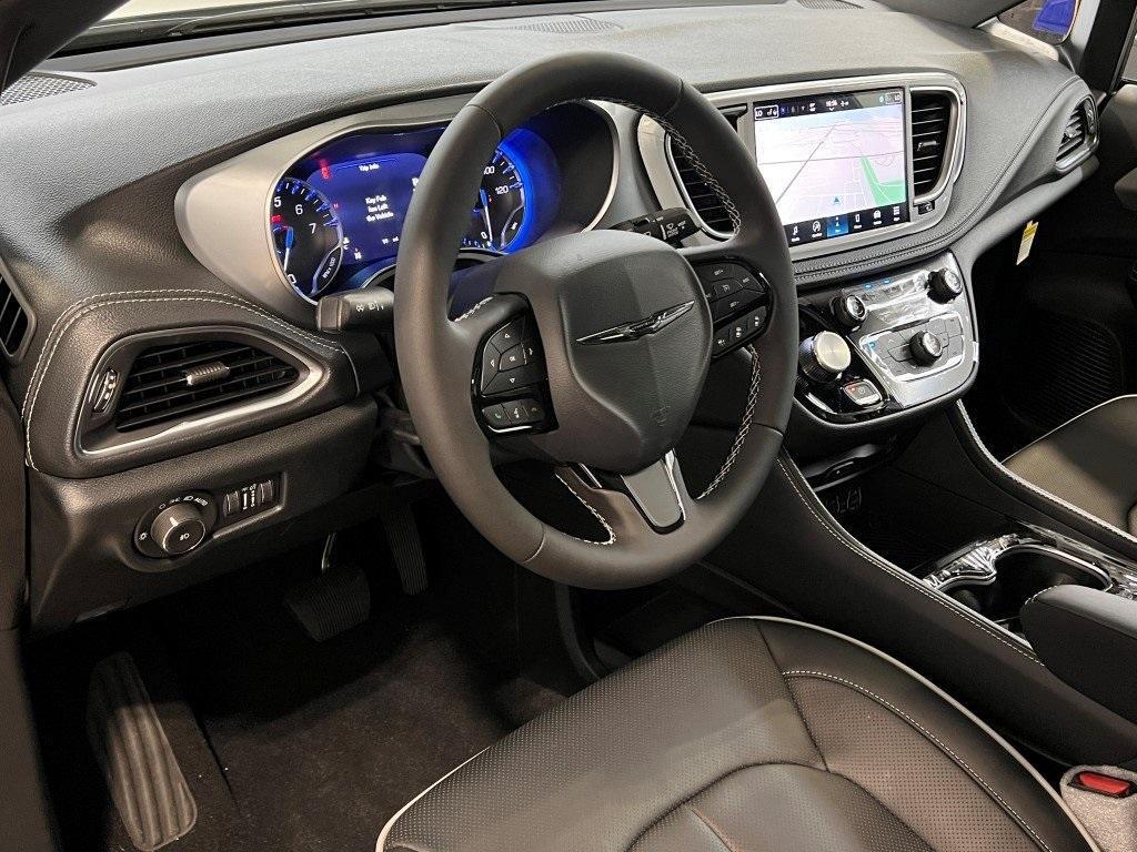 new 2025 Chrysler Pacifica car, priced at $47,918