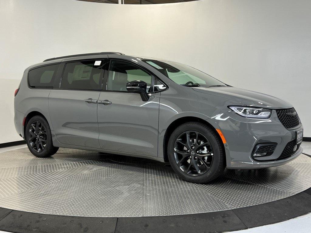 new 2025 Chrysler Pacifica car, priced at $47,918