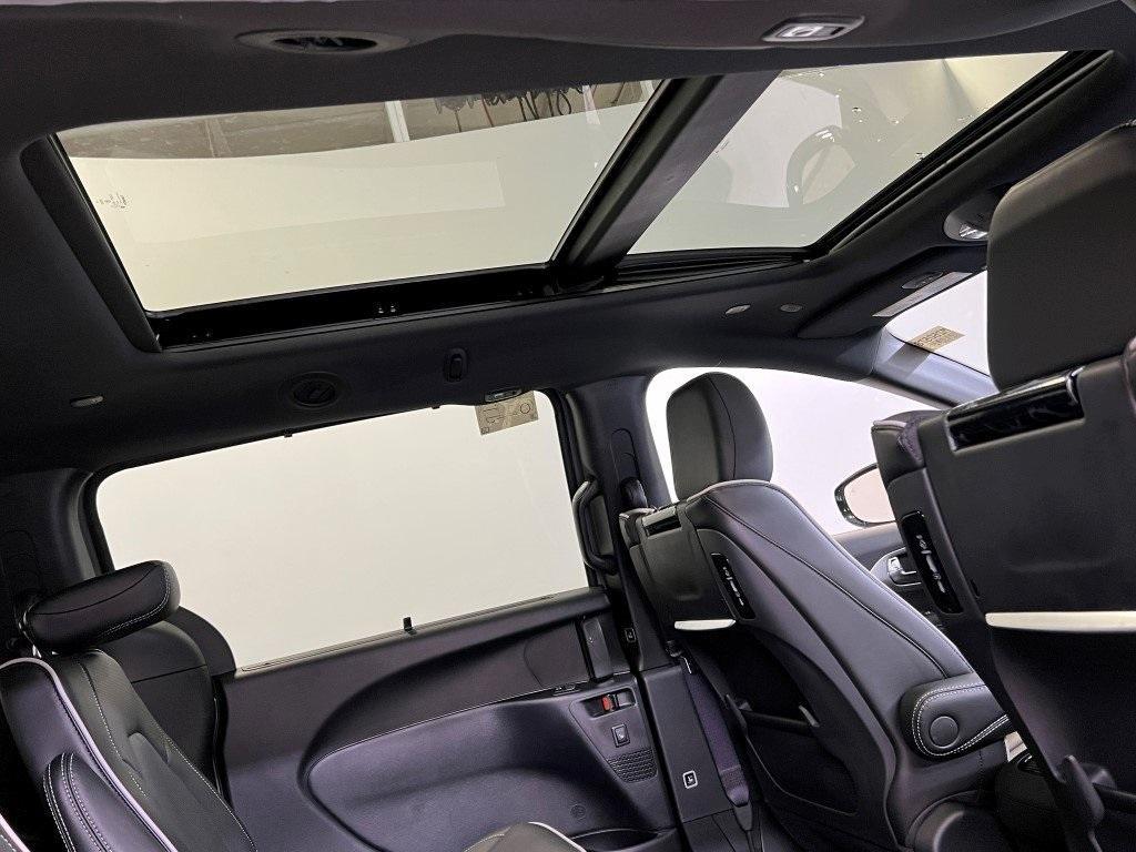 new 2025 Chrysler Pacifica car, priced at $47,918