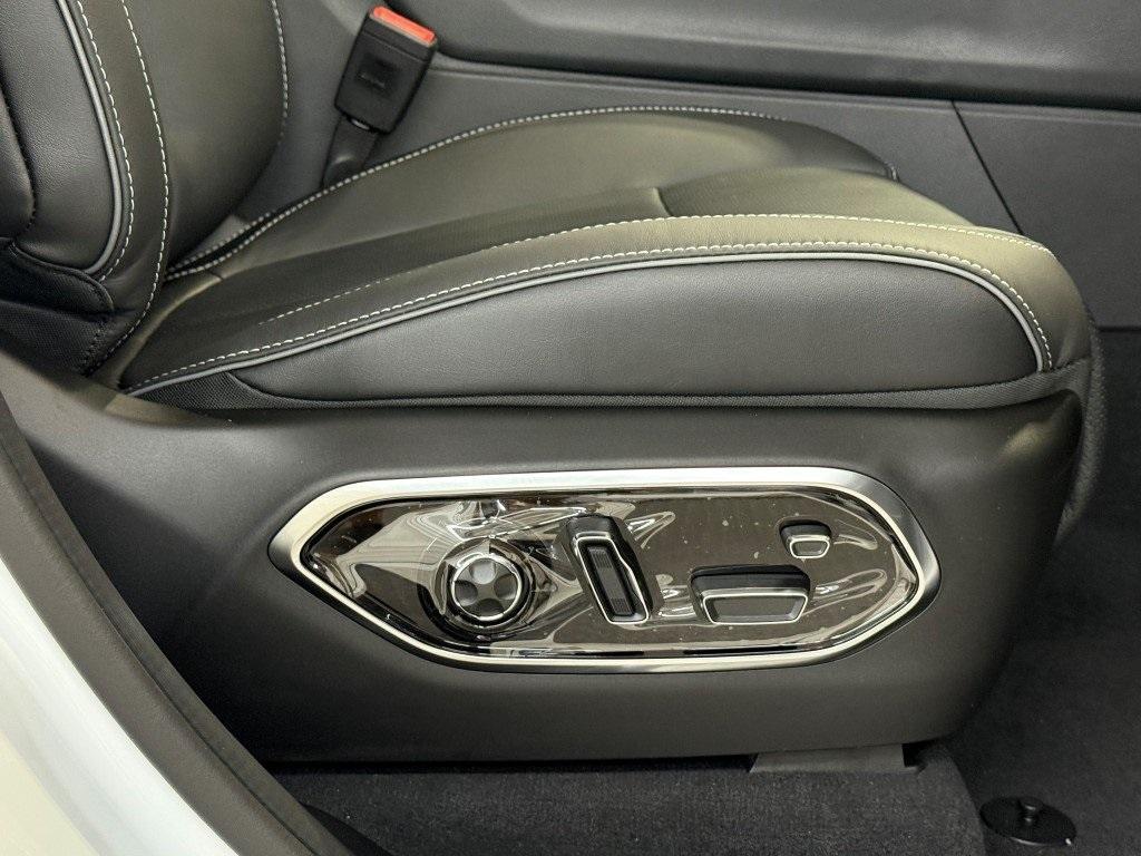 new 2025 Jeep Grand Cherokee car, priced at $56,725