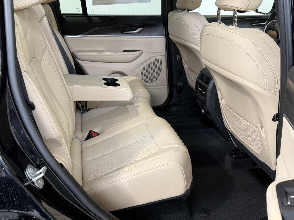 new 2025 Jeep Grand Cherokee car, priced at $45,577