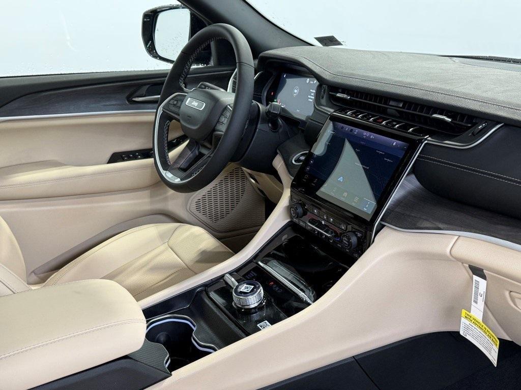 new 2025 Jeep Grand Cherokee car, priced at $45,577
