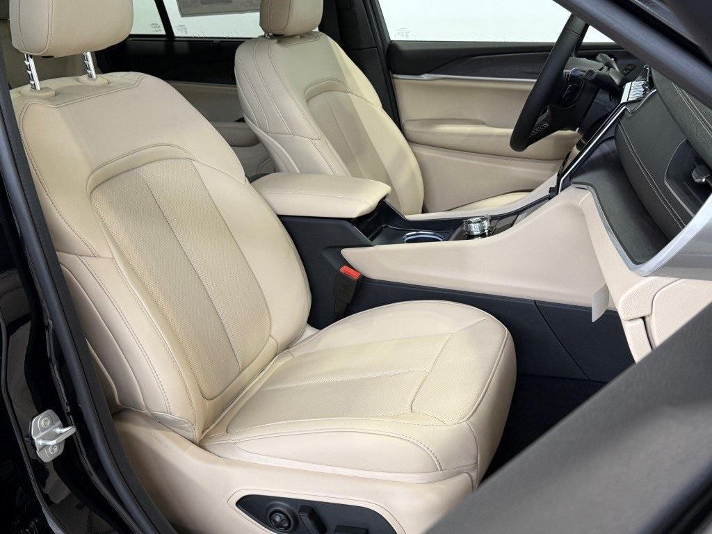 new 2025 Jeep Grand Cherokee car, priced at $45,577